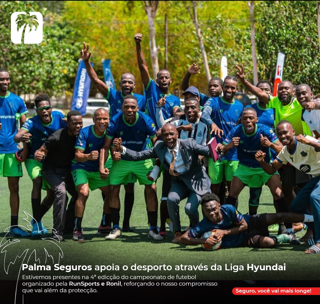 Jogadores e convidados a celebrar no campo no encerramento da Liga Hyundai