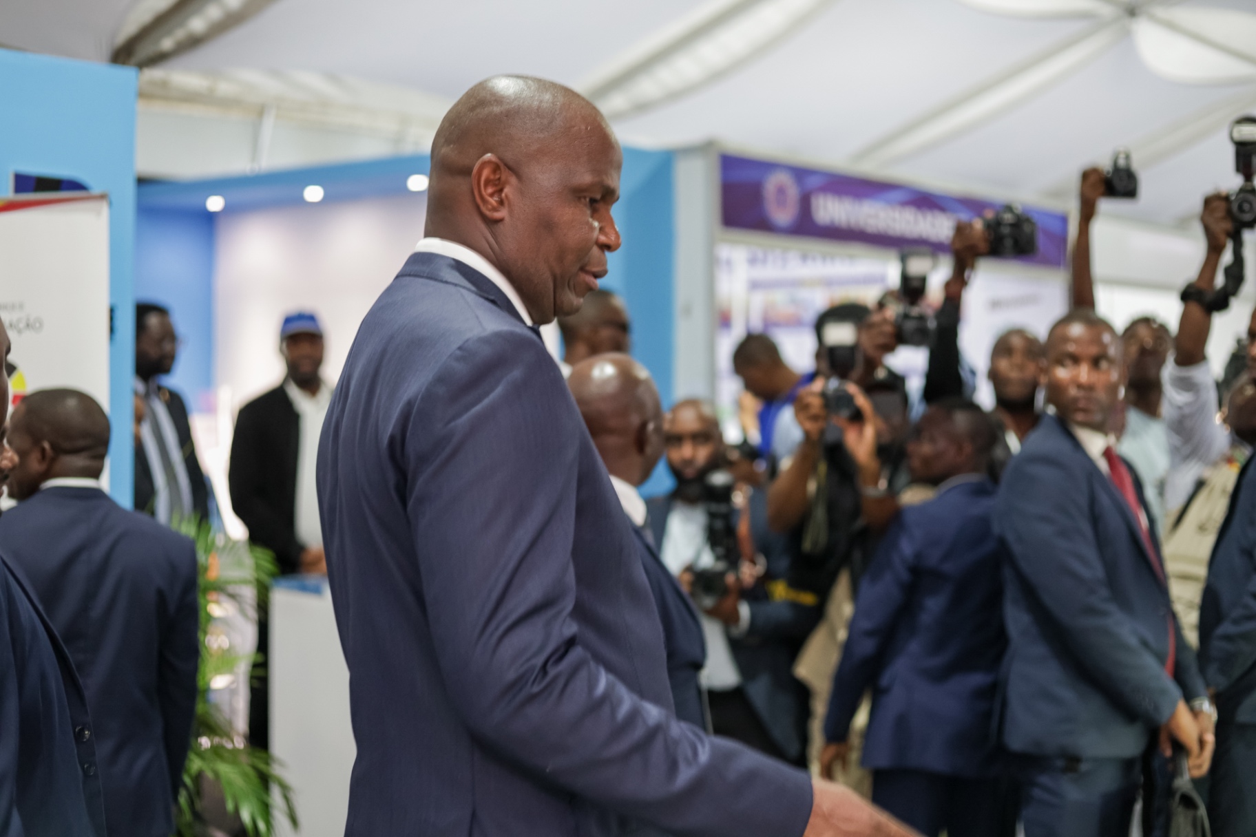 Visita oficial ao stand da Palma Companhia de Seguros durante a inauguração da FACIM 2026, acompanhada por jornalistas e fotógrafos