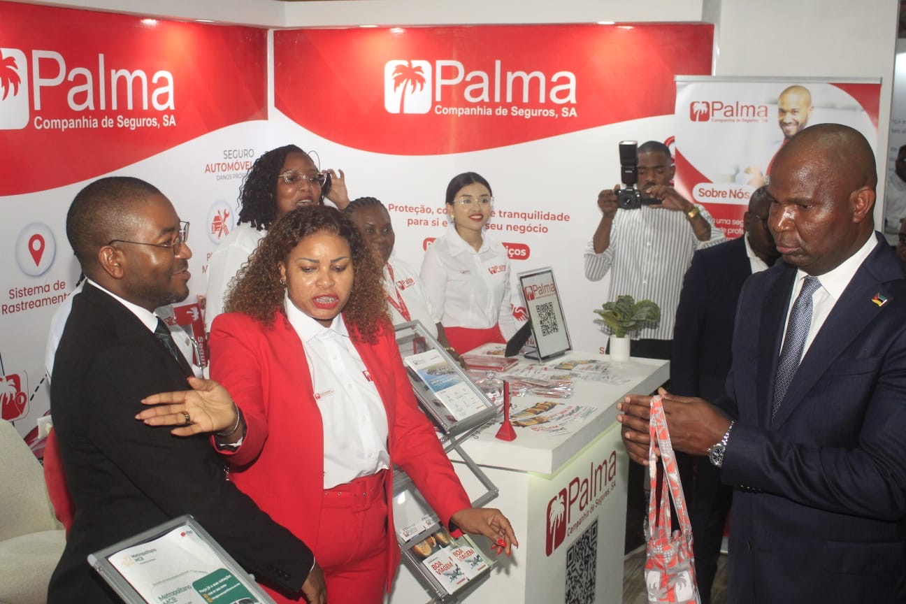 Representante da Palma Seguros a apresentar produtos a visitante oficial no stand da FACIM 2026