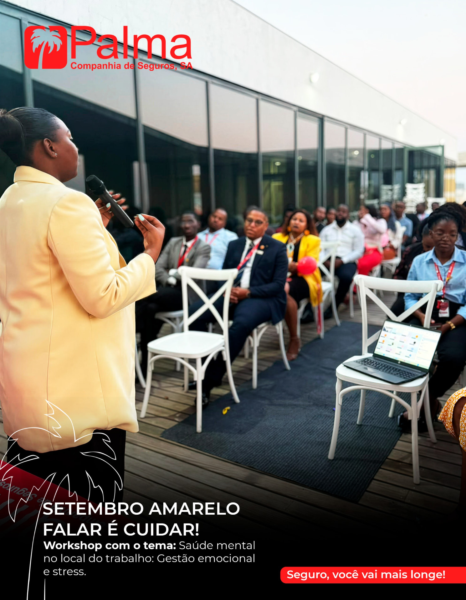 Facilitadora conversa com os colaboradores da Palma Seguros durante o workshop do Setembro Amarelo