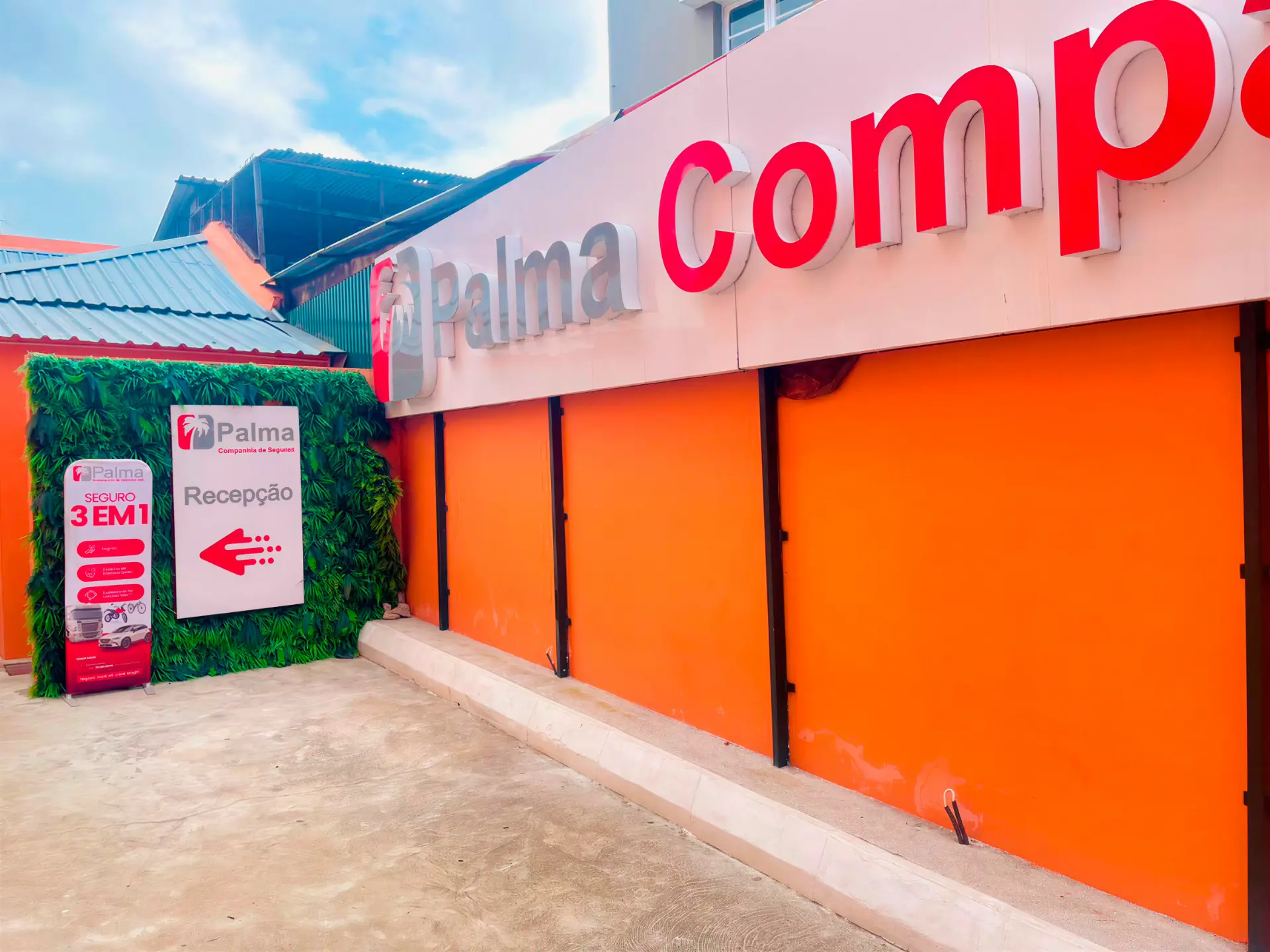 Recepção da Palma Companhia de Seguros com identidade visual corporativa