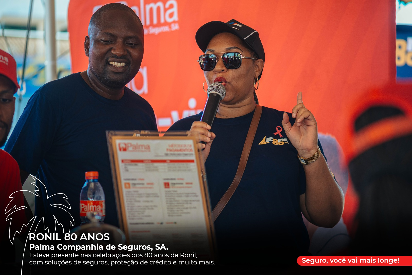 Colaboradora da Palma Seguros com microfone durante a activação da marca nos 80 anos da Ronil