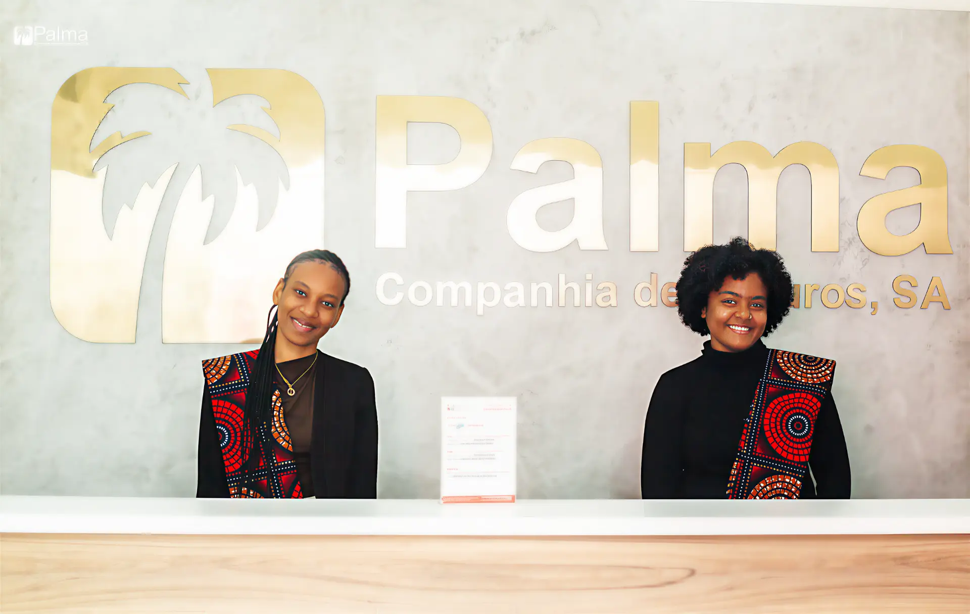 Recepção de uma agência da Palma Companhia de Seguros, com atendimento a um cliente