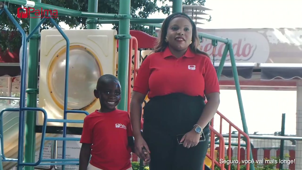 Colaboradora da Palma Seguros com uma criança no parque infantil durante a celebração do Dia Internacional da Criança