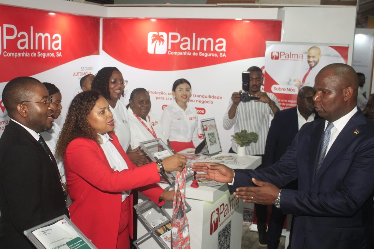 Equipa da Palma Seguros a receber visitante oficial no balcão do stand da FACIM 2026